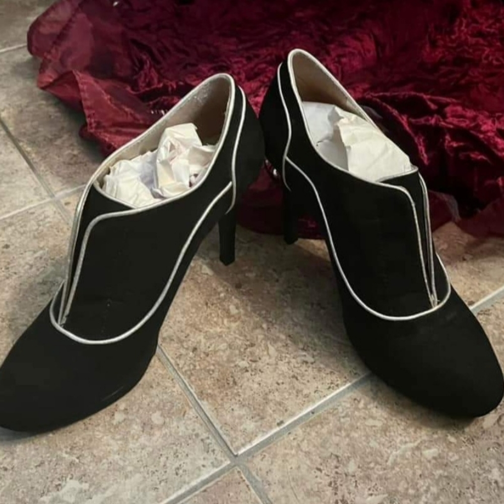 9 & Co Black Suede Boots w/Gold Piping 4" High Heels Women's Sz 8 without Box